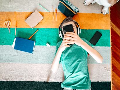 Educar a los hijos para que hagan un uso responsable de las redes sociales es crucial.