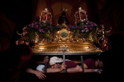 Costaleros descansan antes de sacar en procesión al Cristo de los Ginatos por las calles de Ronda (Málaga).