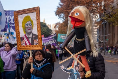 Manifestantes sostienen una caricatura de Javier Milei en una protesta en defensa de los derechos de las mujeres, en Buenos Aires, en 2024.