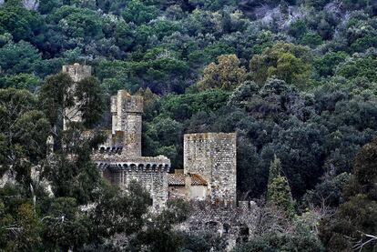 Las torres del castillo de Santa Florentina de Canet de Mar, vistas desde la autopista C-32.