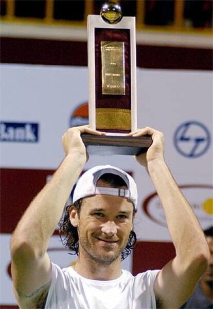 Moyà, con el trofeo ganado ayer en Madrás.