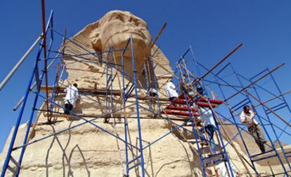 Algunas personas trabajan en la restauración de la esfingue en Egipto.