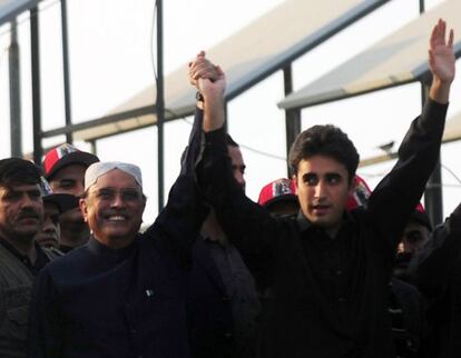 Bilawal Bhutto (derecha), con su padre, el presidente Zardari.