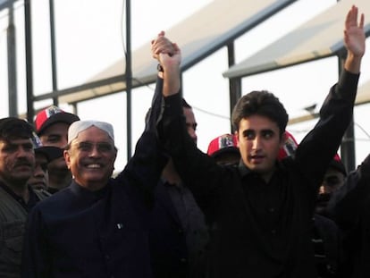 Bilawal Bhutto (derecha), con su padre, el presidente Zardari.