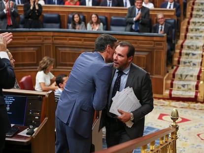 Pedro Sánchez saludaba este martes a Óscar Puente tras su intervención en el debate de investidura de Alberto Núñez Feijóo.