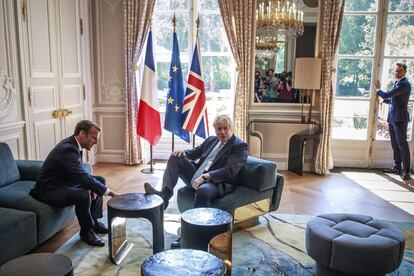 El presidente francés, Emmanuel Macrón (izquierda), junto al primer ministro británico, Boris Johnson, durante un encuentro en el palacio del Elíseo de París.