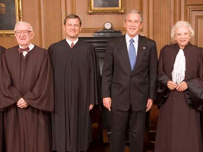 El presidente Bush, con miembros del Tribunal Supremo: de izquierda a derecha, John Paul Stevens, John Roberts (presidente del tribunal), Bush y Sandra Day O&#39;Connor.