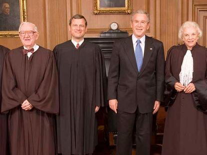 El presidente Bush, con miembros del Tribunal Supremo: de izquierda a derecha, John Paul Stevens, John Roberts (presidente del tribunal), Bush y Sandra Day O&#39;Connor.