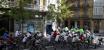 Un grupo de ciclistas ha recorrido las calles de San Sebastián para celebrar el Día Sin Coches, en el marco de las actividades organizadas en la Semana de la Movilidad.
