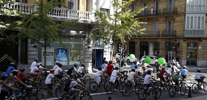 Un grupo de ciclistas ha recorrido las calles de San Sebastián para celebrar el Día Sin Coches, en el marco de las actividades organizadas en la Semana de la Movilidad.