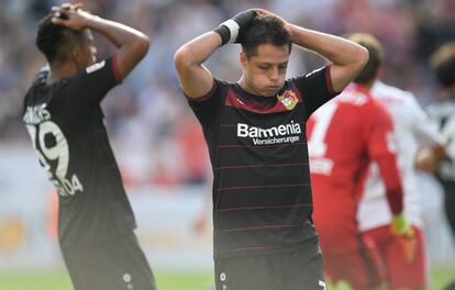 Chicharito durante un partido de liga alemana