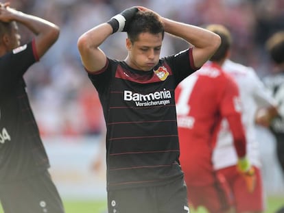 Chicharito durante un partido de liga alemana