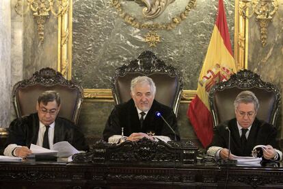 El magistrado del Tribunal Constitucional Cándido Conde-Pumpido (en el centro), el 16 de mayo, en Madrid.