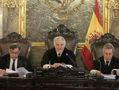 El magistrado del Tribunal Constitucional Cándido Conde-Pumpido (en el centro), el 16 de mayo, en Madrid.