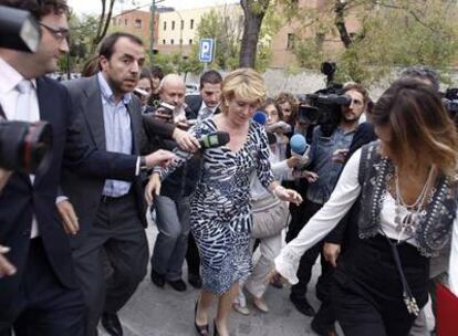 La presidenta regional, Esperanza Aguirre, a la entrada de la  Gala del Deporte, celebrada ayer en el polideportivo Magariños.