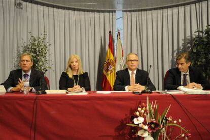 De izquierda a derecha, los jueces decanos de Valencia, San Sebastián, Vitoria y Bilbao -Pedro Viguer, Eva Cerón, José Luis Núñez y Alfonso González-Guija, respectivamente-, durante la clausura ayer de las jornadas nacionales celebradas en la capital alavesa.