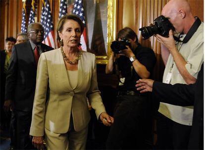 La presidenta de la Cámara de Representantes, la demócrata Nancy Pelosi, ha sido la encargada de informar puntualmente de los estancamientos y atascos que ha sufrido la negociación del plan. De su boca salió el domingo que el acuerdo se había alcanzado finalmente. "La fiesta se ha acabado", sentenció sonriente. Se equivocaba. Su breve intervención antes de la votación del domingo revitalizó, según varios medios estadounidenses, ciertas rencillas o al menos atenuadas una vez alcanzado el consenso de principios.