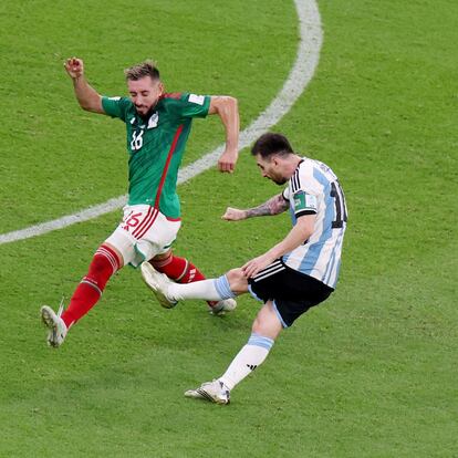 Mundial Qatar 2022: Héctor Herrera pierde la marca ante Messi, en el primer gol de Argentina contra el Tri.