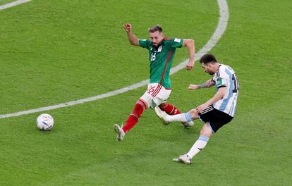 Mundial Qatar 2022: Héctor Herrera pierde la marca ante Messi, en el primer gol de Argentina contra el Tri.