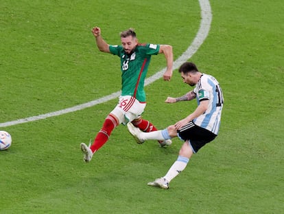 Messi chuta para el primer gol de Argentina contra México ante la marca de Héctor Herrera.