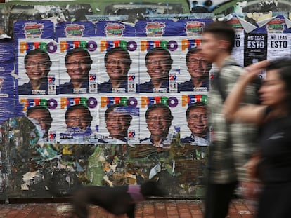 Carteles con la imagen del candidato presidencial de izquierda colombiano Gustavo Petro, de la coalición Pacto Histórico, antes de la segunda vuelta de las elecciones en Bogotá, Colombia.