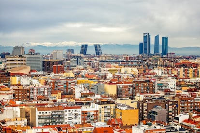 Rascacielos en el norte de Madrid, con la sierra al fondo.