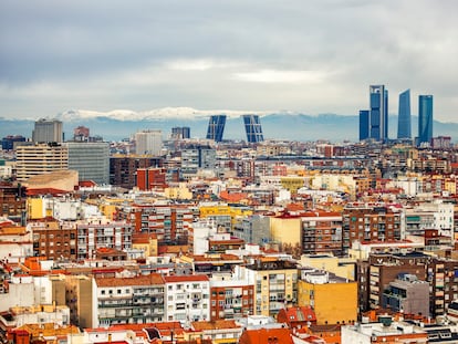 Rascacielos en el norte de Madrid, con la sierra al fondo.