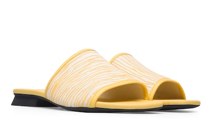Twins, que no idénticas. Hace tiempo que las sandalias de tipo pala son una tendencia indiscutible de la época estival. No solo por su comodidad y versatilidad, sino por la capacidad artística de su empeine: con plumas, tachuelas, hebillas, estampados... Camper plasmó sobre ellas la gracia 'desparejada' de su icónica serie Twins, con un sutil animal print en distintas direcciones. Bajo su filosofía sostenible 'A little better, never perfect', enfocada a causar el menor impacto en el planeta, la suela está realizada de TPU reciclado en un 20% y el tejido, de un 79% de algodón natural. No hay dos iguales.