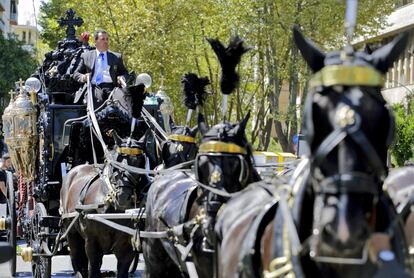 A la carroza, tirada por seis caballos, la acompañaron por las calles de Roma una banda tocando la música de El Padrino y pétalos de rosa tirados desde un helicóptero.