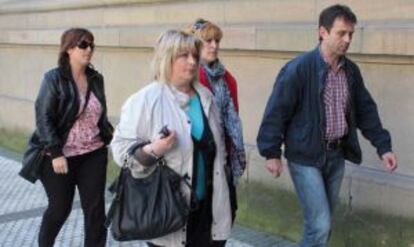 El viudo de Amaia Azkue y las hermanas de ésta a su llegada ayer a la Audiencia de Gipuzkoa.