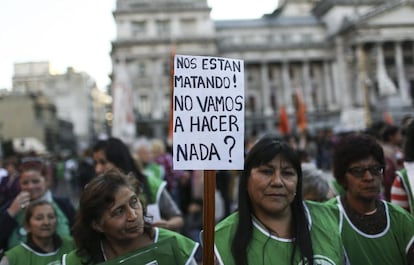 Miles de personas se concentran este miércoles en los alrededores de la plaza del Congreso argentino en Buenos Aires durante una manifestación bajo el lema 'Ni una menos' para rechazar los feminicidios.