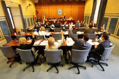 Una de las votaciones de las propuestas de los grupos en la Comisión para la Reforma del Estatuto andaluz.