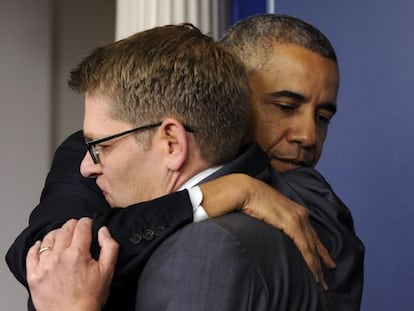 Barack Obama abraza a Jay Carney, hoy en su despedida de la Casa Blanca. 