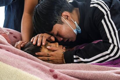 Familiares y amigos del joven Mg Tun Tun Aung lloran su muerte tras fallecer en las protestas contra el golpe de estado en Mandalay, Mianmar. Al menos 250 personas han muerto hasta el domingo -más de 14 en los últimos días- a raíz de la violencia ejercida por las fuerzas de seguridad contra manifestantes y activistas opuestos a la junta, según el último informe de la Asociación para la Asistencia de Presos Políticos (AAPP). EFE/ Stringer