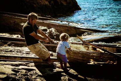 Toni Quintals con su hijo. JOAN F. RIBAS