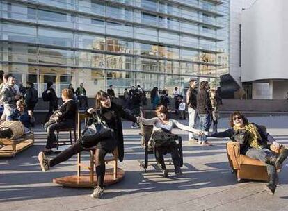 La plaza Dels Àngels acoge la propuesta <i>Todo sobre ruedas</i>, del festival de arquitectura eme3 de Barcelona.
