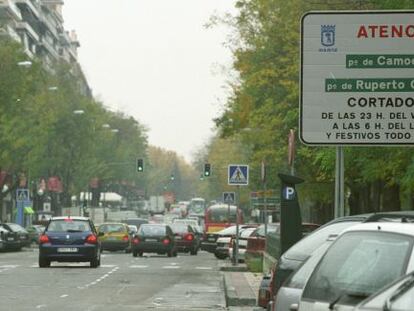 Cartel que anuncia la prohibición de la circulación de vehículos en el Parque del Oeste los fines de semana.