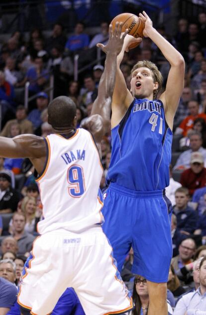 Ibaka trata de taponar el lanzamiento de Nowitzki.