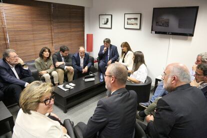 Carles Puigdemont reunido con miembros de Junts después de la comparecencia con los medios en Bruselas, este jueves.