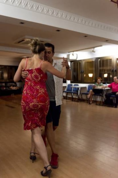 Bailarines en La Milonga del Centro, una noche temática de tango en la Casa de Granada.