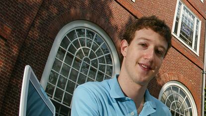 Mark Zuckerberg en la universidad de Harvard en mayo de 2004. Facebook se había creado tres meses antes.