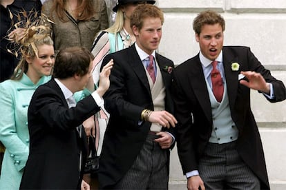 Los que no han faltado al enlace civil entre Carlos y Camilla han sido los hijos de él, los príncipes Guillermo, de 22 años, y Enrique, de 20, ambos vestidos con elegantes chaqués al igual que el resto de los asistentes al enlace.