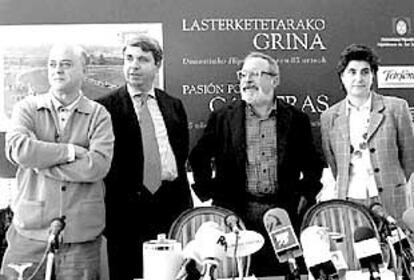 Odón Elorza, Arturo Moreno,de Telefónica, Fernando Savater y María San Gil presentaron ayer un libro sobre los 85 años del Hipódromo de San Sebastián.