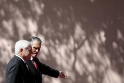 El presidente luso, Aníbal Cavaco Silva (dcha), recibe a su homólogo panameño, Ricardo Martinelli (izda), en el Palacio de Belem en Lisboa (Portugal). EFE/Archivo