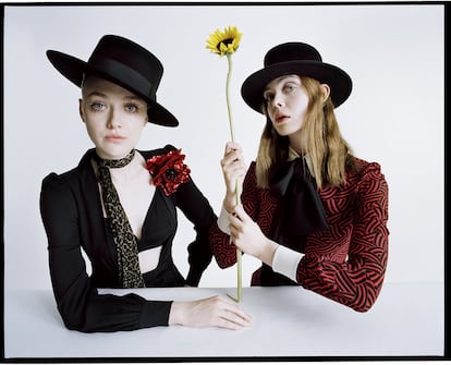 Las actrices Dakota Fanning y Elle Fanning posan para Saint Laurent by Hedi Slimane (Los Ángeles, 2014).