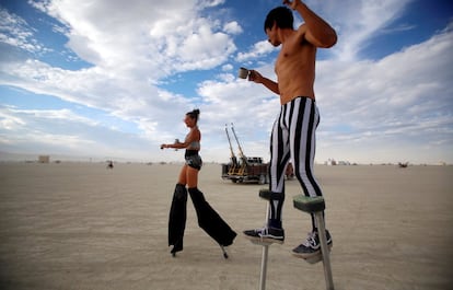 Dos zancudos bailan en el festival Burning Man, en el desierto de Black Rock (EE UU).