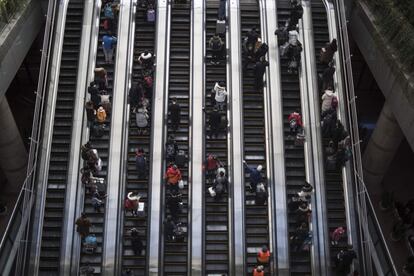 Vista general de las escaleras de la Estación de Pekín Oeste, donde millones de pasajeros se amontonan estos días para iniciar sus viajes a sus lugares de origen por la celebración del Año Nuevo Lunar, para muchas de estas personas es la única vez al año que viajan a casa.