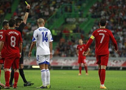 Cristiano ve la amarilla que le impidió jugar el último partido de la fase de grupos.