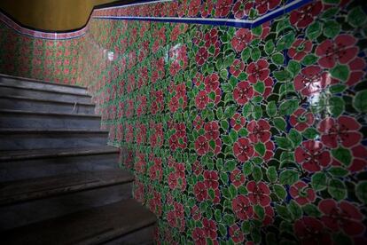 El zócalo de cerámica que recorre toda la escalera de la Casa Burés.