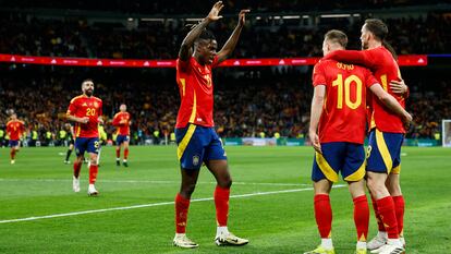 Los jugadores de España celebran el segundo tanto.